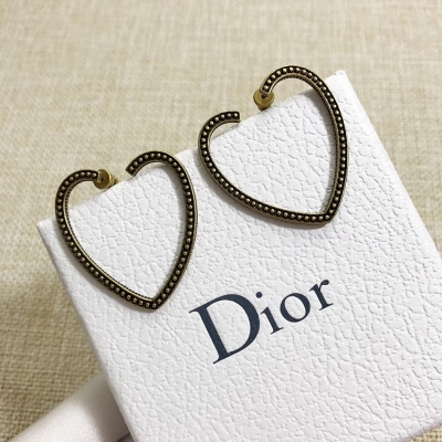 Dior 秋冬項鍊Jadior “Le Tresor de la Tribales”前衛新潮 視覺上已經展示出材料的美好質感耳釘、項鍊