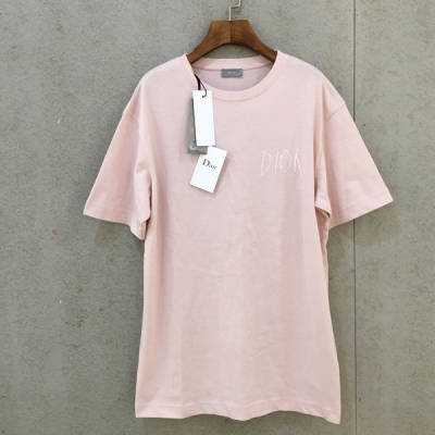 Dior迪奧 新款粉色logo刺繡T恤 面料簡直不要太好！觸感細膩光滑！非常簡單的簡單基礎單品！卻又不能缺少的！碼數SML