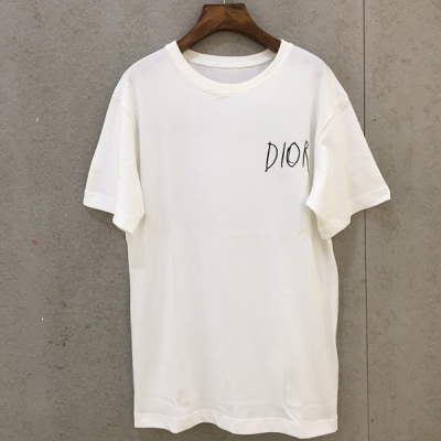 Dior迪奧 新款粉色logo刺繡T恤 面料簡直不要太好！觸感細膩光滑！非常簡單的簡單基礎單品！卻又不能缺少的！碼數SML