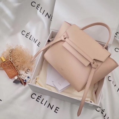 原單 CéLINE Belt Bag 鯰魚包 24CM Celine在IT Bag的世界裡總是占著一席之地 設計師Phoebe Philo設計出一款款風靡時尚圈的當紅IT Bag 鯰魚包(Celine Belt) 現在紐