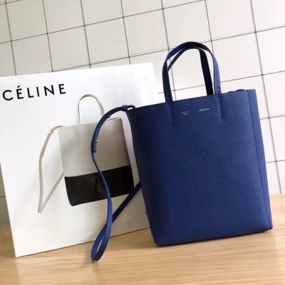 Céline Baby Cabas Celine新升級的水桶包內部大大的桶形空間設計，跨在肩上隨性又拉風，手拎著更時髦。原單牛皮系列全新上市！配圖片包裝！獨家獨家 尺寸：23-10-27cm