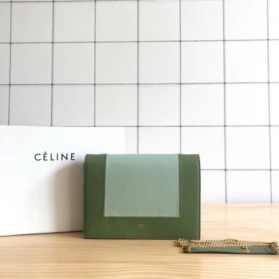Celine FRAME MINI最新登場mini號Frame，看似空間小，實際很好裝東西！配上小鏈子設計，更為時尚！也可拆掉鏈子，還可當手包用，快來人手一個吧！尺寸：長21 X 高15 X 厚4.5cm型號No：233