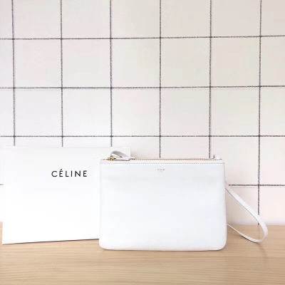 Celine Trio 牛皮山羊紋 三層包 小巧方便，又富有設計感，而且是最火的Celine，自然收到明星們喜歡！ 到現在，依舊是超多時尚潮人的最愛，大家愛嗎？  尺寸:22-4.5-15cm 型號:7730