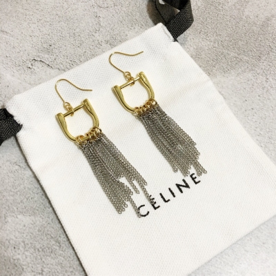Celine新款耳釘恰到好處的設計將珍珠的質感盡情展現。無論大方得體的正裝，還是簡約幹練的休閒服，頸間光彩都能使人魅力爆燈