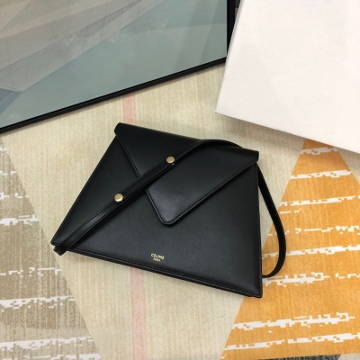 Celine clutch 幾何形狀新款,即時尚又百搭，自重超輕的一款包。採用柔軟小牛皮+羊皮內裡 尺寸：24cm