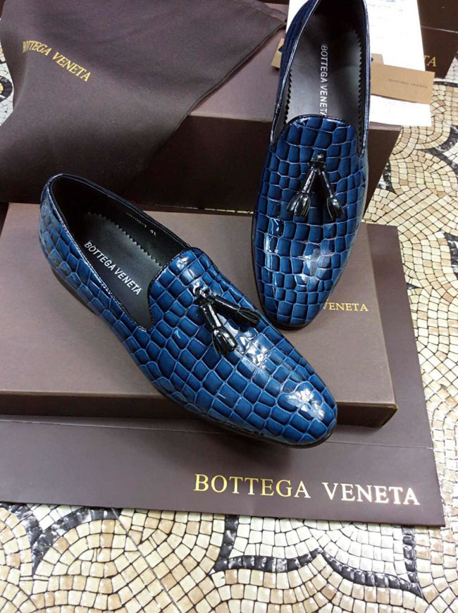 BV-寶緹嘉 秋季新款 全新原品牛漆皮制作的一款設計獨特男士時尚皮鞋 201945 黑色，藍色