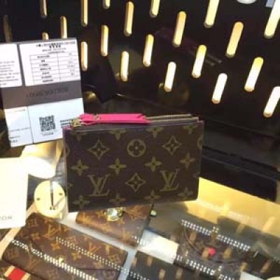 Louis Vuitton的經典Monogram帆布材質與亮彩皮革內襯結合起來，時尚的Adele緊湊型錢夾具備現代的薄型設計、兩個皮革拉鍊還有一個磁扣，便於打開。它可以裝入任何小號都市包袋。6個信用卡槽，2個可裝零錢或智