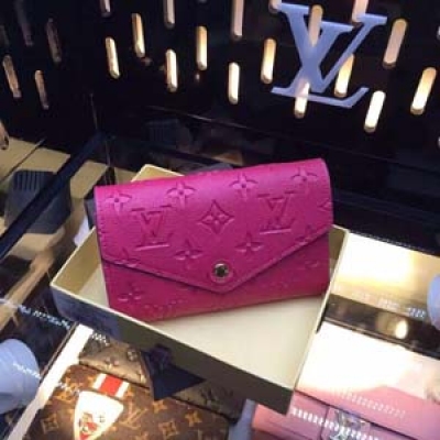 】精美的 Monogram Empreinte 皮革使 Curieuse 短款錢夾顯得如此的與眾不同。 它採用了輕薄的信封造型，裡面有大量的隔層，兼具實用與優雅。 按鈕開合， 垂蓋下有1個貼袋1個壓紋拉鍊零錢袋，4 個信