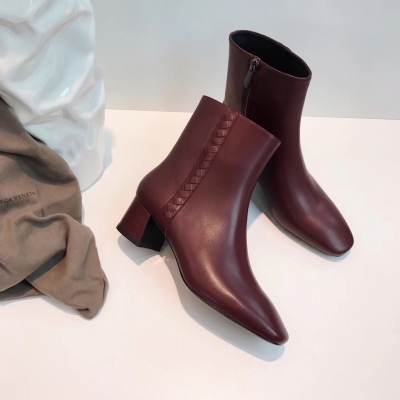 BOTTEGA VENETA 頂級原單品質 BV原版鞋楦簡潔俐落的輪廓 結合 精緻的編織工藝，格調簡約卻不失典雅，完美詮釋別樣摩登隨性風範。 精選 進口牛皮 、羊皮裡 、真皮底 ，給你真實的原單品質 跟高：4.5CM