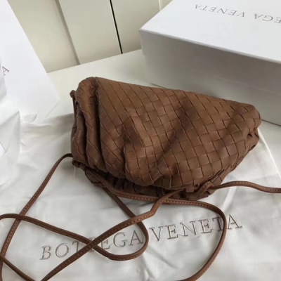 BV BOTTEGA VENETA 576227編織“雲朵包” 最新設計師Dabiel lee的首批設計 BV這個款雲朵包和Celine purse 簡直如出一轍 採用的是小羊皮製成 將帶子的框架包裹起來 可愛的造型 時