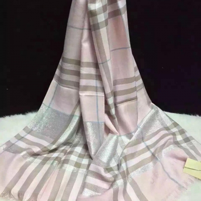 巴寶莉格子加銀絲（顯得高端大氣）2015熱賣款色推薦絲棉款;70x190cm長巾/披肩百搭的長巾設計，即可以當圍巾又可以當披肩配全套包裝