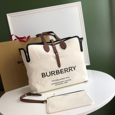 Burberry巴寶莉 最新款隨性風格「The Belt 貝爾特包」，精選棉質帆布與柔韌皮革打造，飾帶靈感源自品牌標誌性 Trench 風衣，並印有時裝秀款 Horseferry 圖案。使用可拆式拉鏈收納袋，攜帶隨身必備