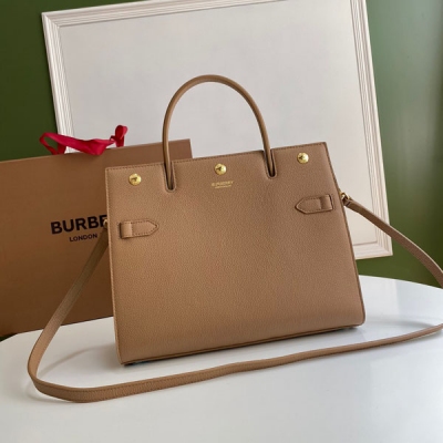 Burberry巴寶莉 最新款 版型立挺的「Title - 泰爾特手袋」，精選柔韌皮革材質打造，採用精緻頂部金屬杆設計，以及三粒鉚釘開合。用可拆式背帶，締造肩背造型 30 x 6 x 21cm 【型號60451】