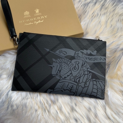 Burberry巴寶莉 男士最新款格紋馬術騎士圖案手包 採用進口粒面小牛皮，纖巧的版型可輕鬆置於公事包 或旅行包內，並可輕鬆容納平板電腦（30X19.5）
