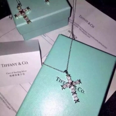 S925 純銀Tiffany 提家專櫃十字架項鍊超美百搭款，夏天配裙子或者單色T恤都會為你的造型添彩的！