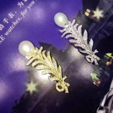 2016款925純銀Tiffany&co羽毛胸針、進口淡水中珍珠點綴精美細緻！高貴輕復古！店裡現貨！銀色和金色！