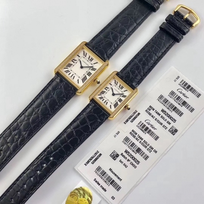 Cartier手錶頂級完美複刻的卡地亞TANK 坦克系列，有小號24×31,中號27×34,兩個尺寸，頂級完美複刻，細節打磨，指標顏色，把頭弧度，原廠鱷魚皮帶，底蓋編碼，均與正品一致！配貼碼，一表一碼！
