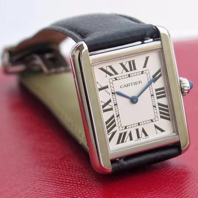 Cartier手錶新品卡地亞Tank Solo腕表。圓角和直角交替的錶殼，藍色半透明圓珠形表冠，銀制珠光錶盤，完美還原正品優雅而別致的氣息。【錶殼】坦克的精髓是霸氣的外表之下蘊含一顆溫柔的心，方形的殼套四平八穩，圓角和