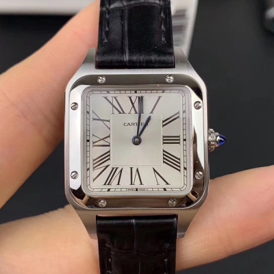 Cartier卡地亞手錶 最新最薄SANTOS-DUMONT腕表 Santos-Dumont腕表，大號男款小號女款，進口石英機芯。精鋼表殼，圓珠形表冠，鑲嵌一顆凸圓形藍色合成尖晶石，鍍銀磨砂錶盤，陽光射線紋飾效果，羅馬