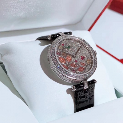 Cartier卡地亞手錶，狠貨來襲，全真鑲鑽字面，瑞士石英機芯，加厚藍寶石鏡面 搭配美洲鱷魚皮帶 尺寸35mm，超級漂亮、時尚不容錯過！