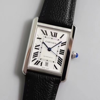 Cartier卡地亞手錶 TANK SOLO 超薄男士腕表。坦克與倫敦、藍氣球為卡地亞三大熱門系列，簡潔的造型與標誌的羅馬時標、劍形燒鋼藍針讓它簡約又不失獨特。靈活搭配於生活與工作中的不同場景。A8延續“不惜成本，只為