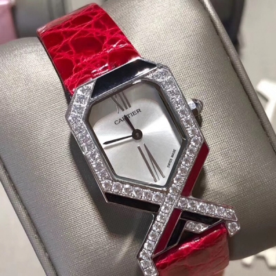 Cartier卡地亞手錶 Diagonale腕表系列，選用經典的鱷魚皮錶帶 搭載石英機芯 錶盤下方由黑色琺瑯和酒紅色琺瑯精心裝飾，當紅色與黑色碰撞上閃亮鑽石，形成鮮明對比，大膽新穎的撞色設計彰顯前衛妖豔之美 專門為愛美