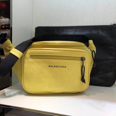 Balenciaga巴黎世家最新款全皮胸包 做腰包，時尚簡約，深受大眾喜愛，怎麼用都好看，尺寸：38＊16＊8cm，義大利進口皮，293S鮮黃色