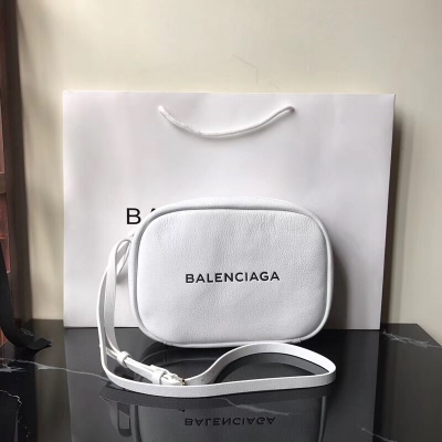 Balenciaga巴黎世家正品型號：Everyday Camera 新款斜挎小包，義大利小羊皮 裡外全皮 男女均可放心使用 帥到爆，特級流行，超喜歡 383B純白色