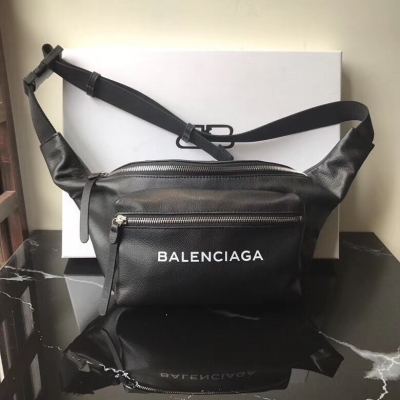 Balenciaga巴黎世家最新品 小羊皮腰包 現貨實拍 實用、潮流，百搭，夠酷夠帥的 尺寸：38x17x8cm原單進口小羊皮手感特別柔軟 編號396B黑色