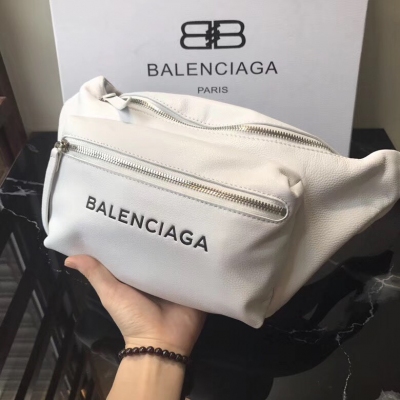 Balenciaga巴黎世家最新品 小羊皮腰包 現貨實拍 實用、潮流，百搭，夠酷夠帥的 尺寸：38x17x8cm原單進口小羊皮手感特別柔軟 編號396B白色