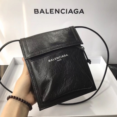 Balenciaga巴黎世家義大利進口爆裂綿羊皮 手機斜挎小包包 男女老少皆宜的必備單品 型號212黑色