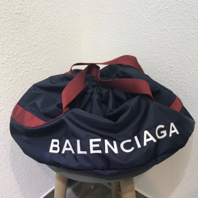 Balenciaga巴黎世家 旅行袋/運動袋/日常凹造型袋 簡單又符合當下潮人Look ，簡直是酷！重點是可以裝N多東西，上身超有feel～ 92239尺寸:48x35x22cm