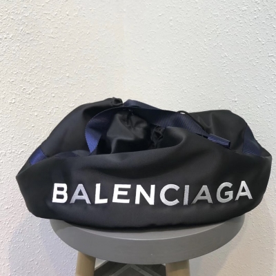 Balenciaga巴黎世家 旅行袋/運動袋/日常凹造型袋 簡單又符合當下潮人Look ，簡直是酷！重點是可以裝N多東西，上身超有feel～ 92239尺寸:48x35x22cm