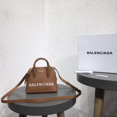 Balenciaga小號塗鴉貝殼包 巴黎世家就是這麼前衛總是走在時尚的頂端，這個絕對吸人眼球不易撞包 93300：26x22x12cm