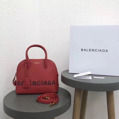 Balenciaga mini貝殼包 巴黎世家就是這麼前衛總是走在時尚的頂端，這個絕對吸人眼球不易撞包 迷你93300：18x15x8cm