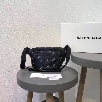 巴黎世家 BALENCIAGA 黑色印字母logo 簡約兩用包 可做胸包或者腰包 92263尺寸：38x17x8cm