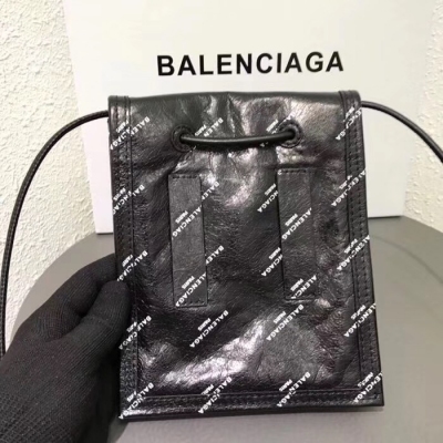Balenciaga巴黎世家新款印字logo斜背/腰包印字現 巴黎世家每次的設計都是剛剛好 這款小包不僅能斜背還能用腰帶穿過當腰包雖然小巧但是放Plue也戳戳有餘 92251尺寸:15.5x4x19cm