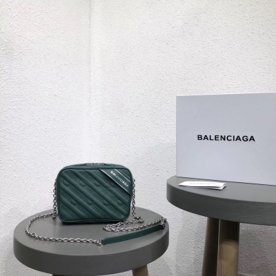 巴黎世家 Balenciaga Blanket系列刺繡鏈條 【綠色】 入手喇這種精緻小巧的包包日常 休閒/復古/機車/各種風格它都不挑剔，而且整個做刺繡有一種經典的感覺 92259:18x14x7cm