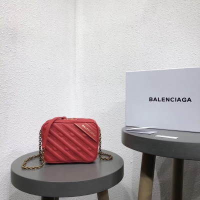 巴黎世家 Balenciaga Blanket系列刺繡鏈條 【紅色】 入手喇這種精緻小巧的包包日常 休閒/復古/機車/各種風格它都不挑剔，而且整個做刺繡有一種經典的感覺 92259:18x14x7cm
