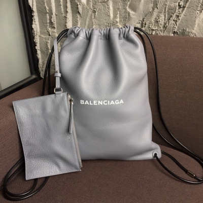 Balenciaga巴黎世家 雙肩背包 採用進口小牛皮材質 抽繩開合袋口 正面壓印Balenciaga品牌標識 內部隔層拉鏈袋口 可拆卸皮革小包 size33*38