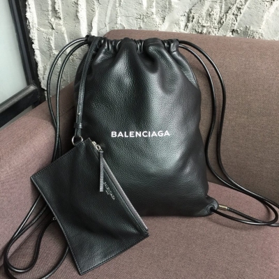 Balenciaga巴黎世家 雙肩背包 採用進口小牛皮材質 抽繩開合袋口 正面壓印Balenciaga品牌標識 內部隔層拉鏈袋口 可拆卸皮革小包 size33*38