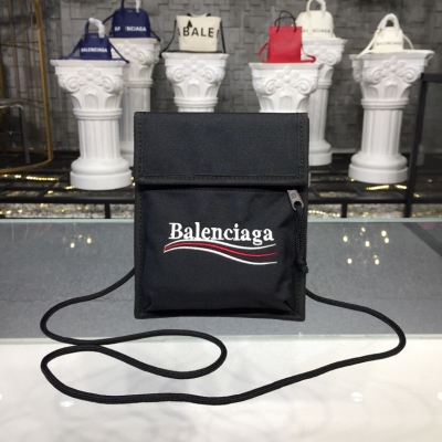 Balenciaga巴黎世家 小挎包手機包 採用進口帆布材質 前面帶拉鏈分隔 小巧精緻做工 無論作為收納袋 還是裝手機 都十分適合 出門更可收納小物品 size15*2.5*19