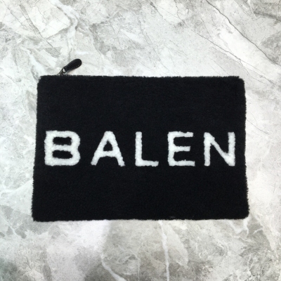 Balenciaga巴黎世家 巴黎世家最新款 羊羔毛字母手包，皮毛一體，內裏羊皮！字母也是做的非常完美！潮人必備款 造型隨便凹 尺寸：34*1.5*23
