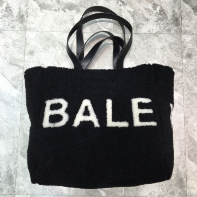 Balenciaga巴黎世家 新款羊羔毛 手拎/斜挎包太可愛了～ 大大的logo不得不被分成兩半，Balen不知道還以為是Baleno，＂Balenciaga＂桶包 必備新款時尚嗅覺一向靈敏的潮人們肯定不能錯過這款啦 大
