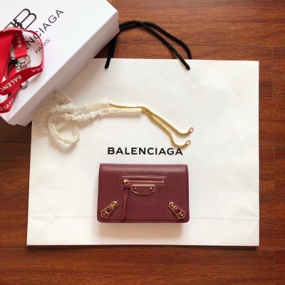 Balenciaga巴黎世家 早春新款 女士機車鏈條小包 21 cm，也可以當長款錢包使用，內格有拉鏈袋和多個插卡位，時尚流行獨家首發亮相，放假過節帶上這是最合適不過的 自留款 很推薦 型號 219A酒紅色