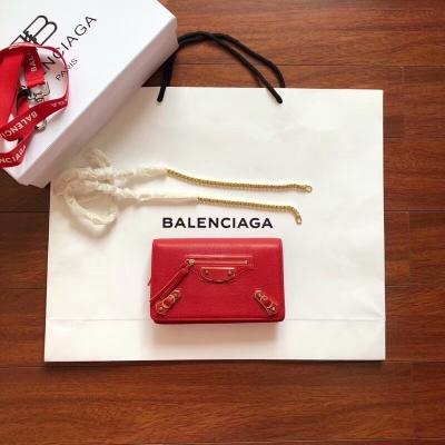Balenciaga巴黎世家 早春新款 女士機車鏈條小包 21 cm，也可以當長款錢包使用，內格有拉鏈袋和多個插卡位，時尚流行獨家首發亮相，放假過節帶上這是最合適不過的 自留款 很推薦 型號 219A紅色