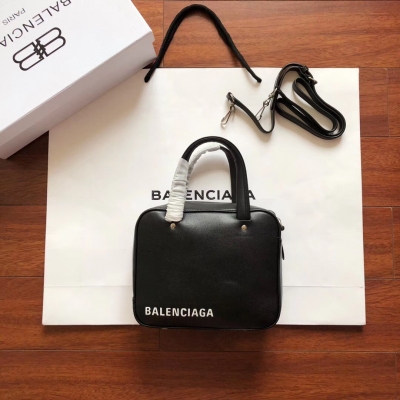 Balenciaga巴黎世家 四角包 現貨秒發 超帥氣超大氣超獨特的設計，上街回頭率 尺寸22x17.5x10cm，進口小羊皮 黑色