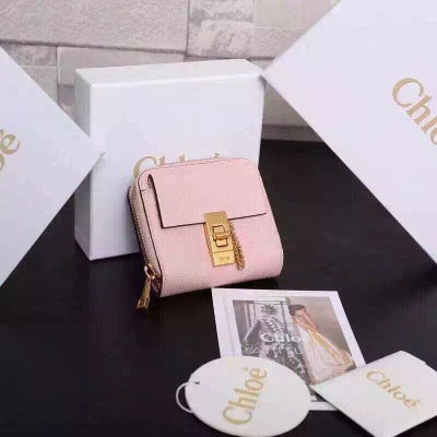 Chloe新款小豬包同款錢夾亮相 0782淺粉色原版鹿紋皮，原產定制旋轉五金，美美上圖咯尺寸：10.5×9.5×3cm