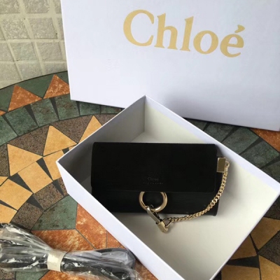克洛伊Chloe Faye錢包，進口小牛皮搭配細膩麂皮，內裡磨砂皮，前面裝飾經典圓環，包身小巧實用，內配卡格，是出行旅遊的必備品，尺寸：18*10.5*4cm