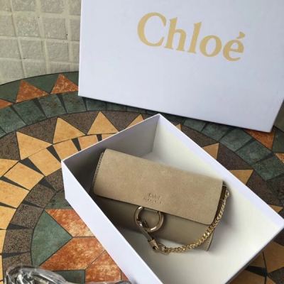 克洛伊Chloe Faye錢包，進口小牛皮搭配細膩麂皮，內裡磨砂皮，前面裝飾經典圓環，包身小巧實用，內配卡格，是出行旅遊的必備品，尺寸：18*10.5*4cm